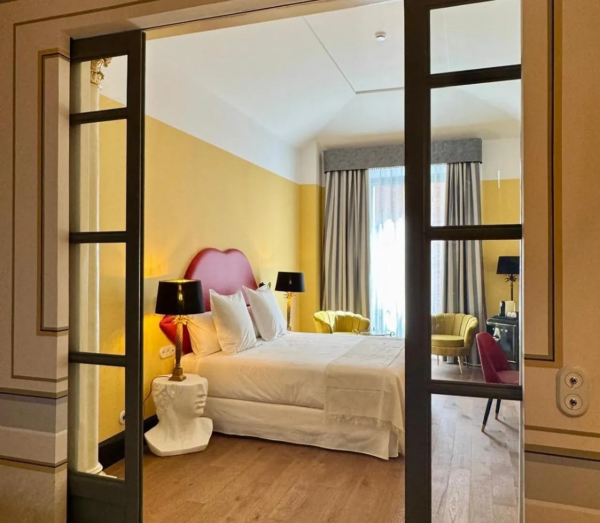 Hotel Divino & Apartments Figueras 4*,